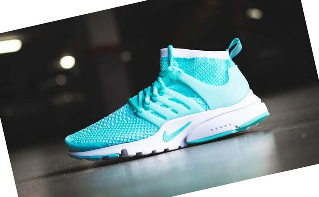 Білі кросы для дівчат від НАйк