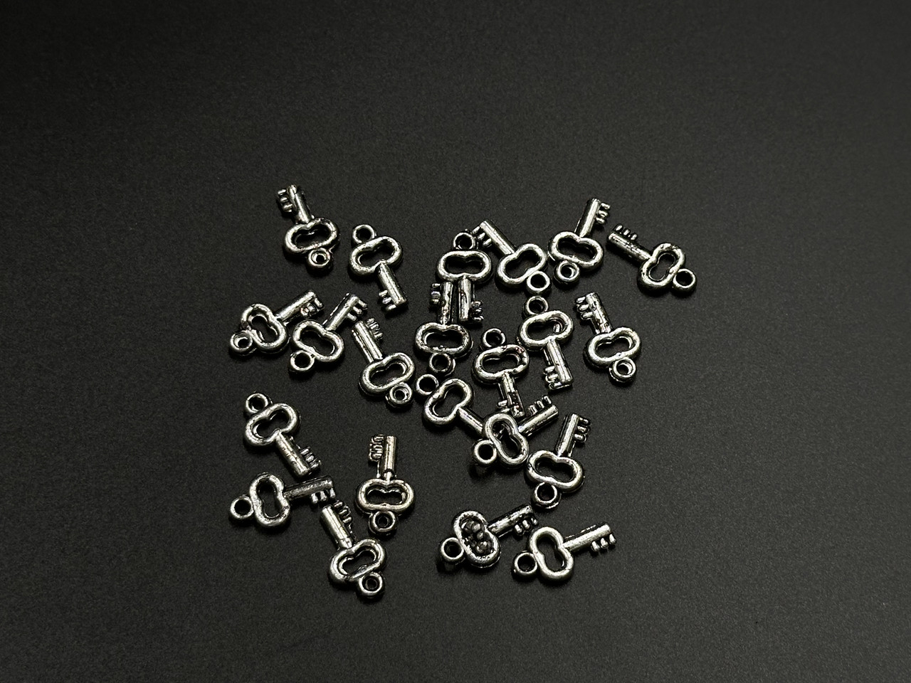 Пластикові декоративні елементи для творчості. Ключик. Колір срібний. 17х9мм