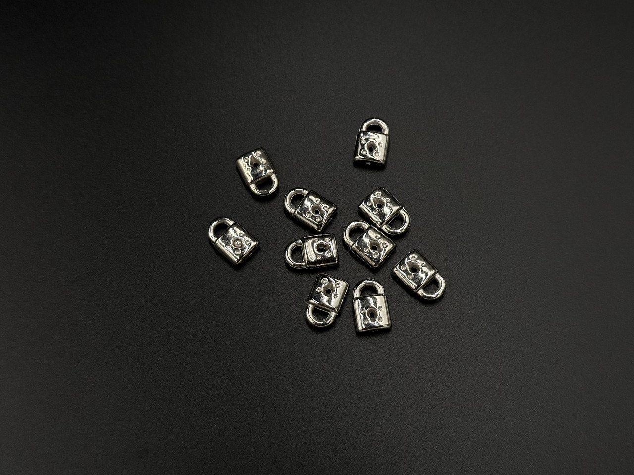 Пластикові декоративні елементи для декупажу. Підвіска-Колодочка. Колір срібло. 16х10мм