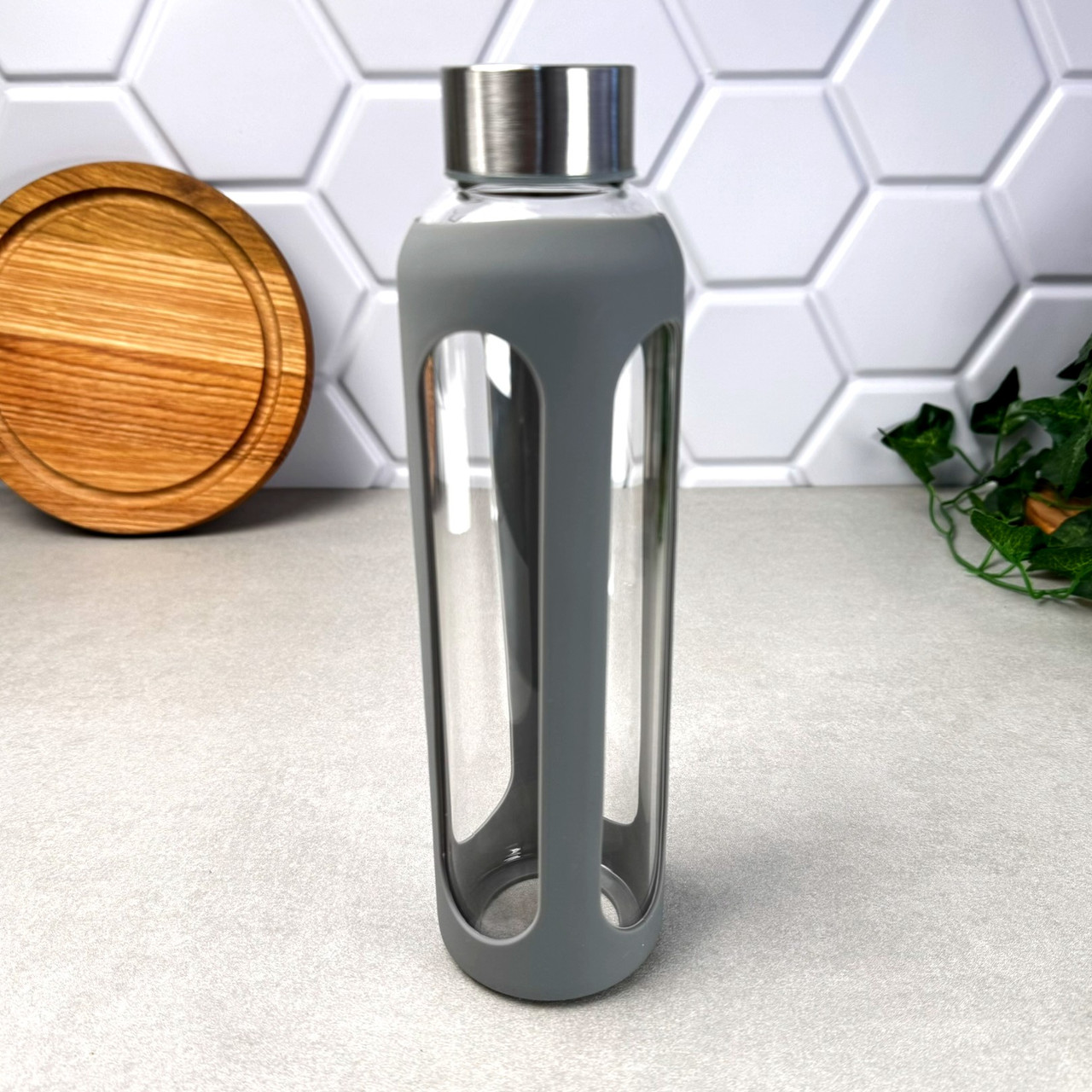 Скляна пляшка для напоїв з металевою кришкою 0.55 л Сіра Kamille