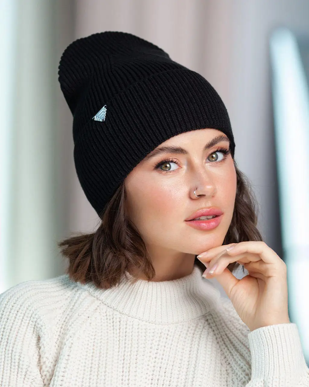 Стильна та тепла жіноча шапка Arina, чорна