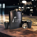 Набір чорна фляга з чарками "Бандерівське смузі" у крафтовій коробці, фото 2