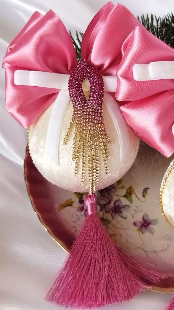 Новорічна іграшка з оксамиту зі стразовим декором Куля молочна з рожевим, фото 1