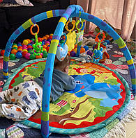Дитячий ігровий розвивальний килимок для новонароджених і немовлят із брязкальцями дугами та іграшками.