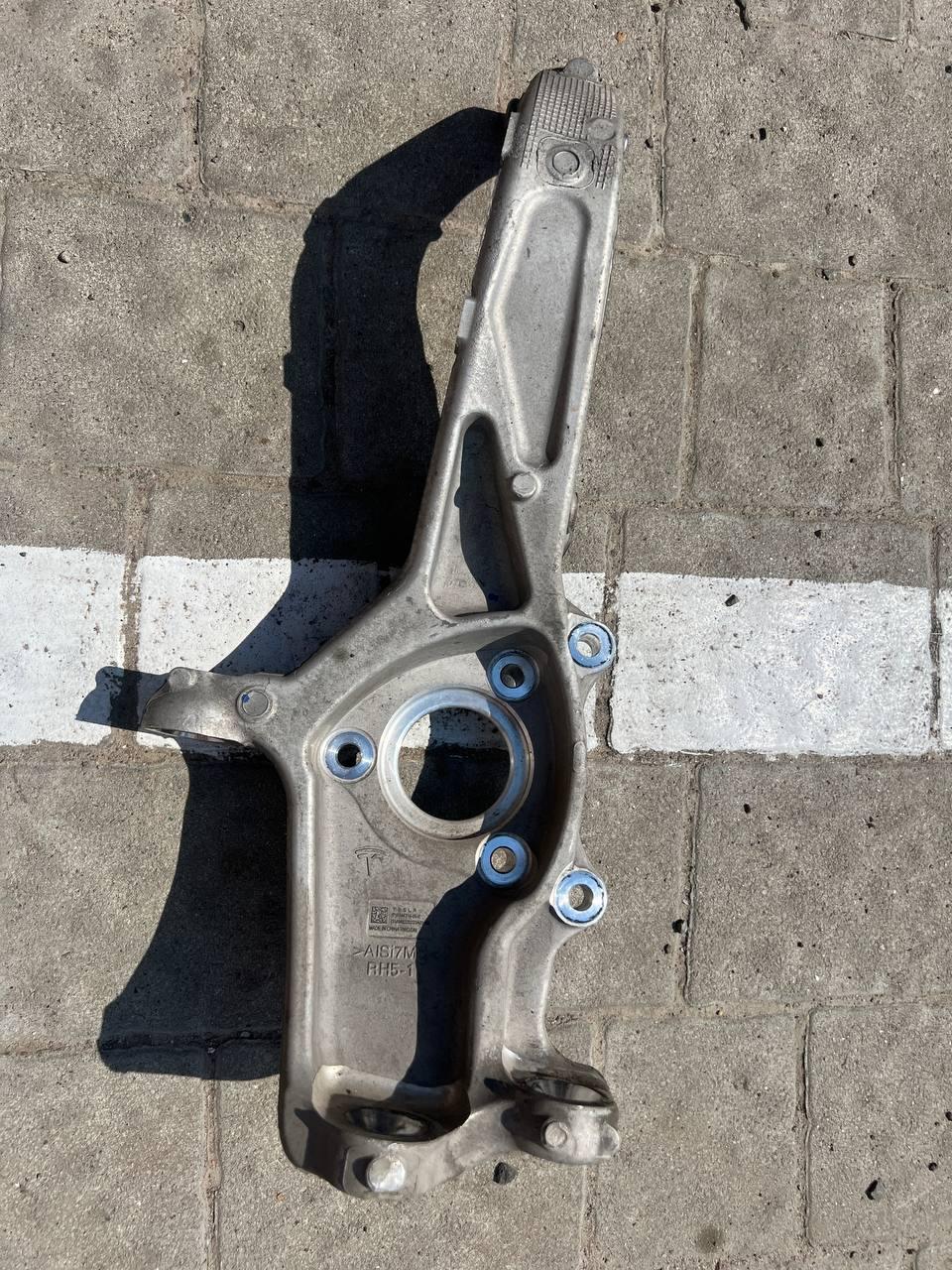 Кулак поворотний R Правий цапфа передня Tesla Мodel 3 (1044316-00-E) (Оригінал USA)