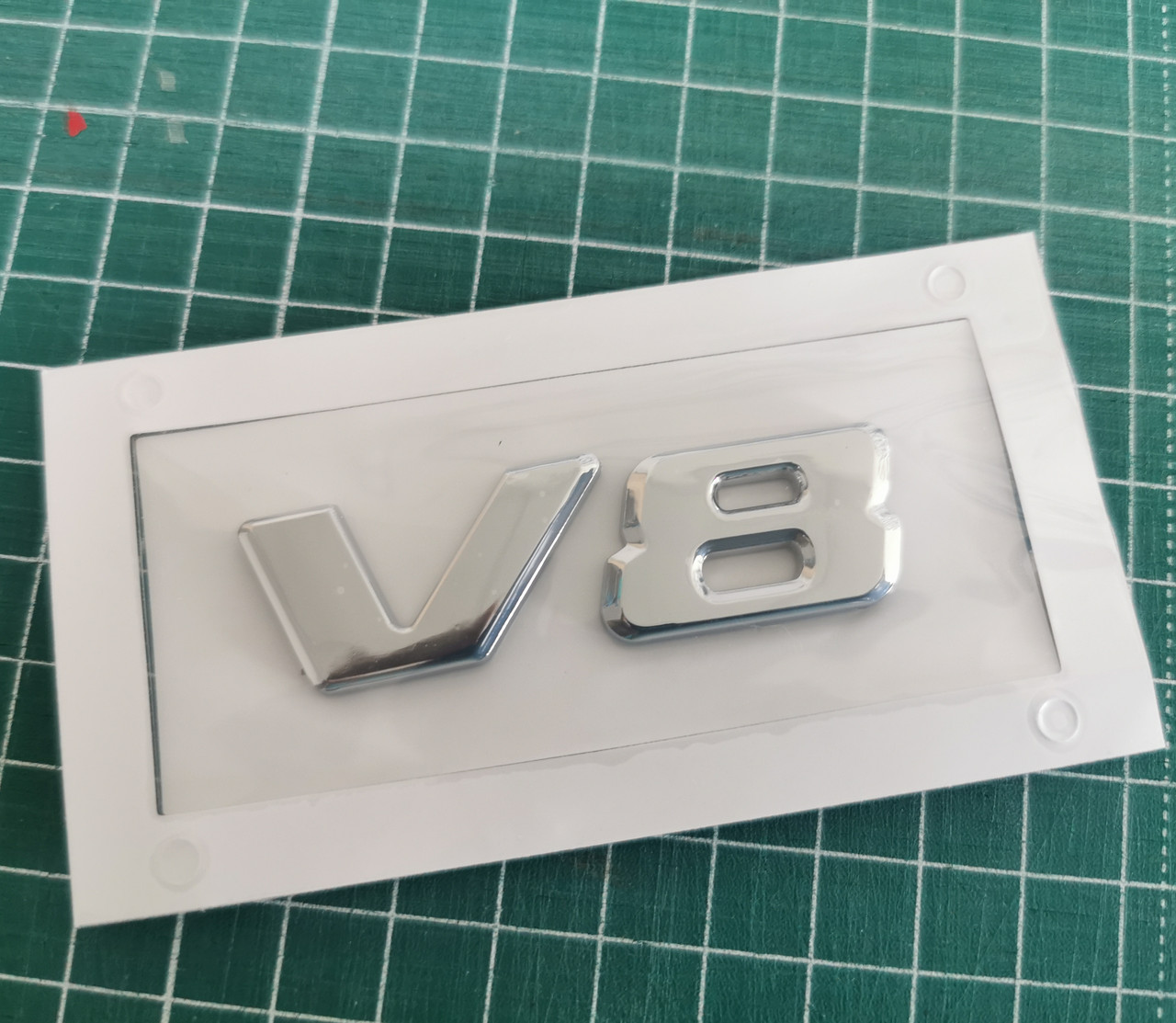 3D емблема V8