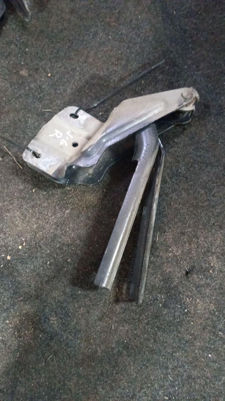 Петля капота ліва volkswagen jetta 6