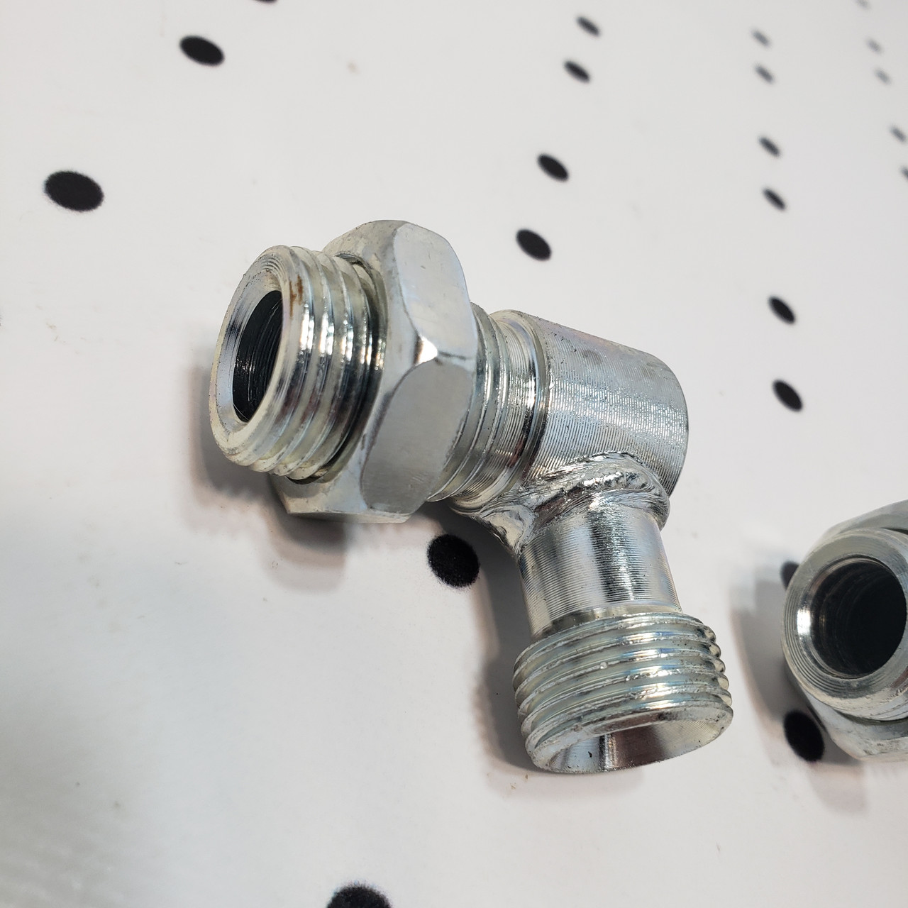 Штуцер  вугловий  під дозатор з контргайкою та виходом під 20*1.5 ключ 24 гайку, фото 1