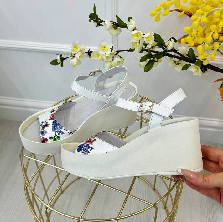 Босоніжки світлі шкіряні на платформі. 36 розмір, фото 1