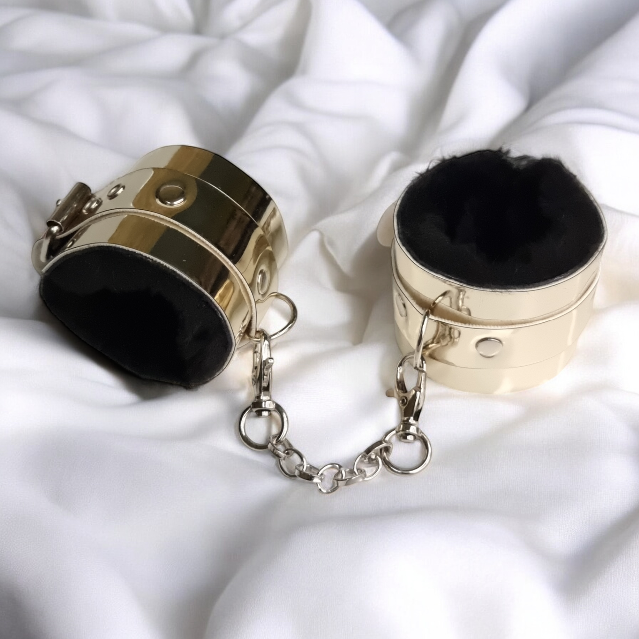 Комплект золоті наручники + нашийник із повідцем із чорним хутром з Еколаку Flirty, фото 1