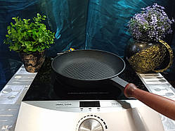 Сковорода чавунна з дерев'яною ручкою, рифлене дно, d=200мм, h=35мм