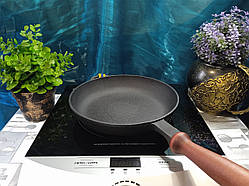 Сковорода чавунна з дерев'яною ручкою, d=200 мм, h=35 мм