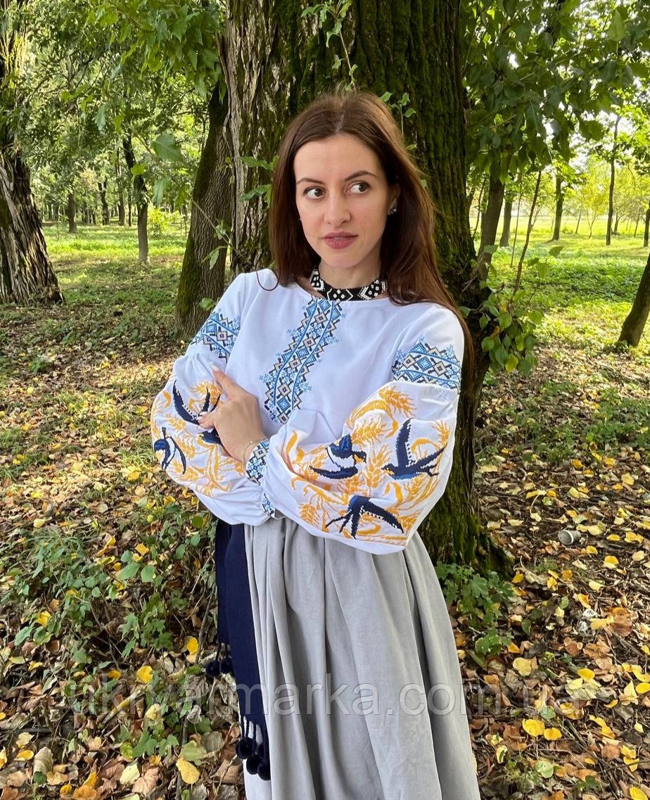 Вишита блузка для панянки "Спекотне літо"  з ластівками
