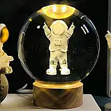Декоративний 3D-нічник Астронавт кришталева куля з led-підсвіткою на дерев'яному каркасі Дитячий нічник SV227, фото 5