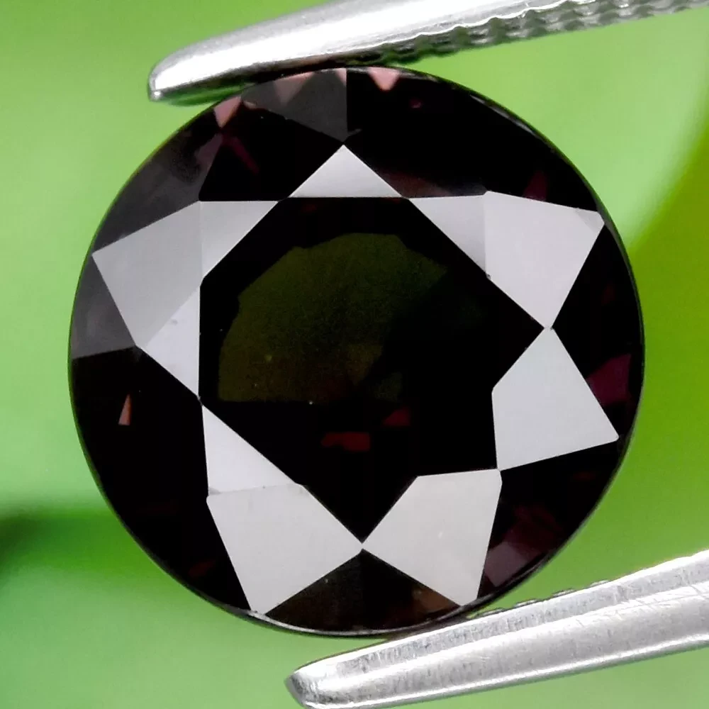 2.57 кт. Природний рожевато-фіолетовий шпінель Африка 7.8 мм.