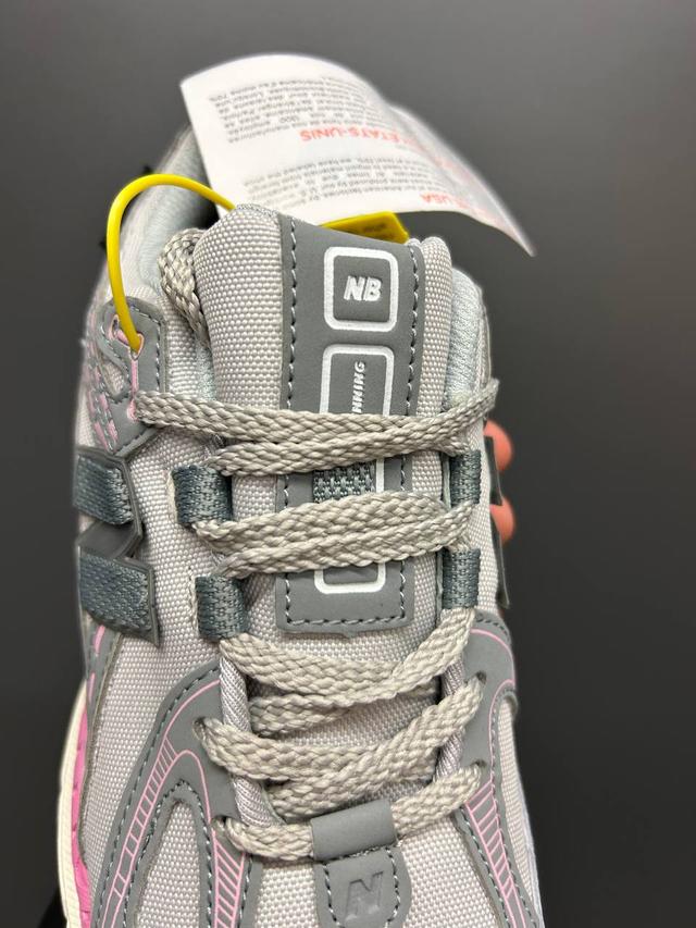 Женские кроссовки New Balance 1906