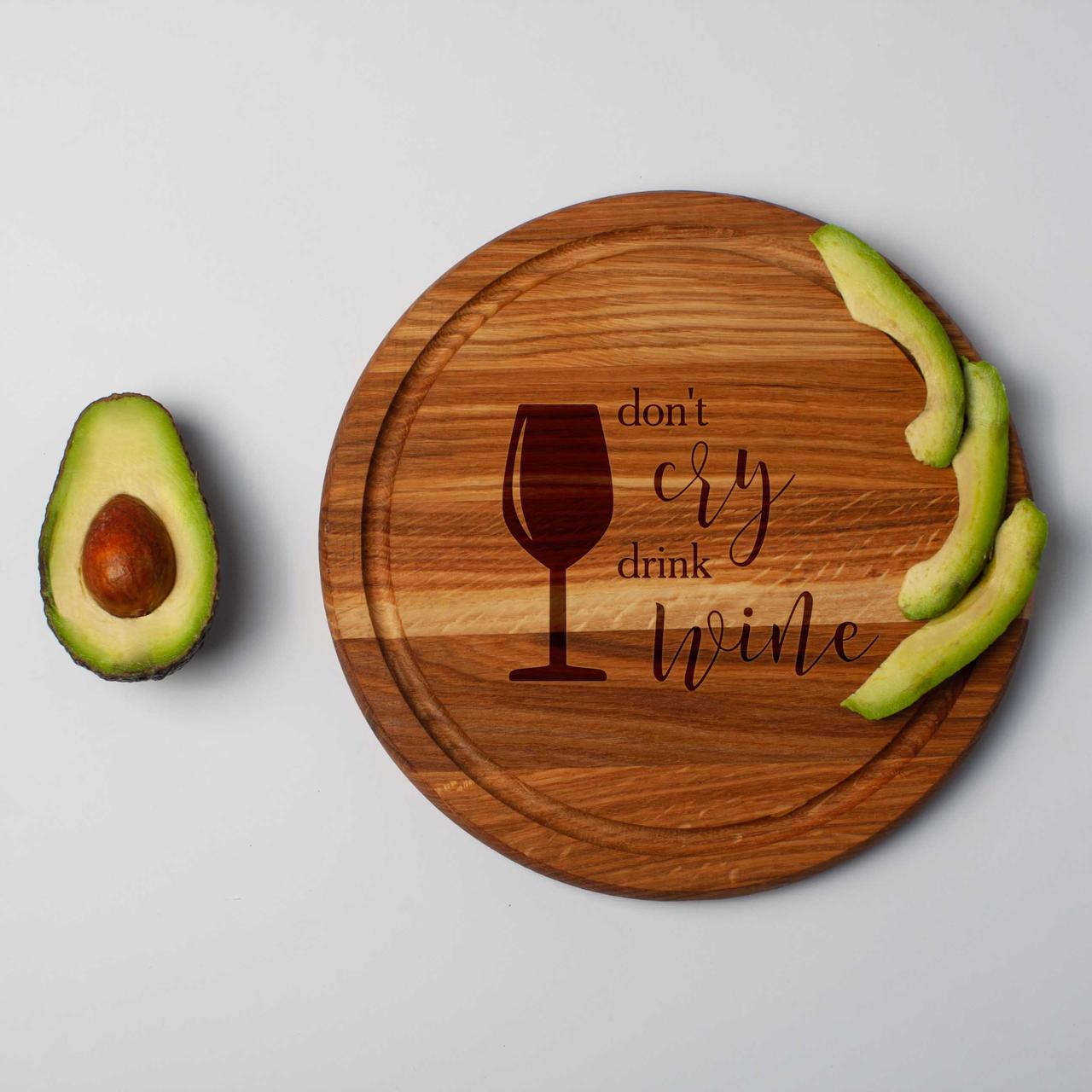 Дошка кругла "Don`t cry drink wine" для нарізки, 25 см, англійська, фото 1