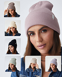 Жіноча шапка з відворотом 50-58 розміру,