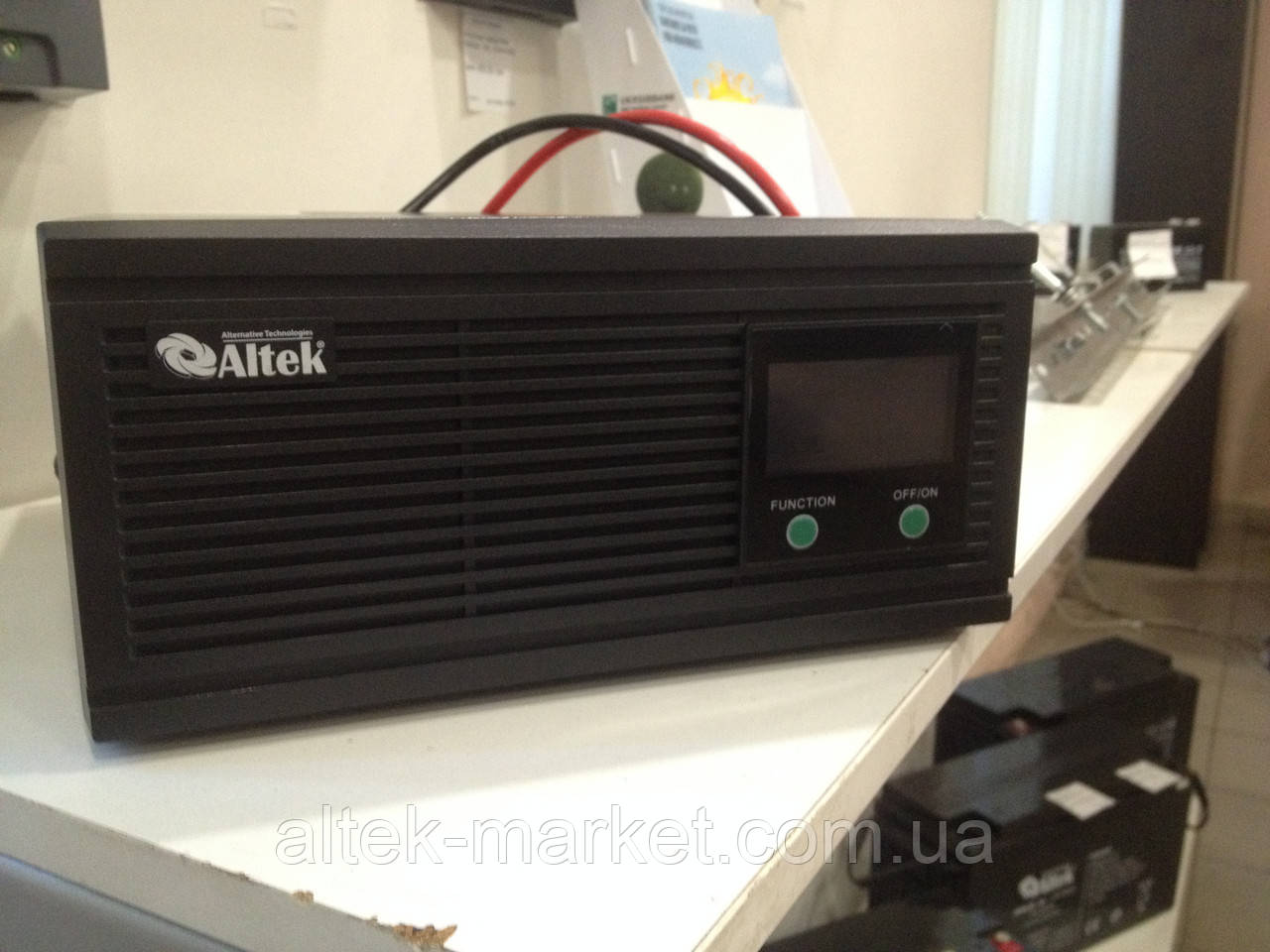Перетворювач напруги з зарядним пристроєм SK12 800 VA/640 W DC12V