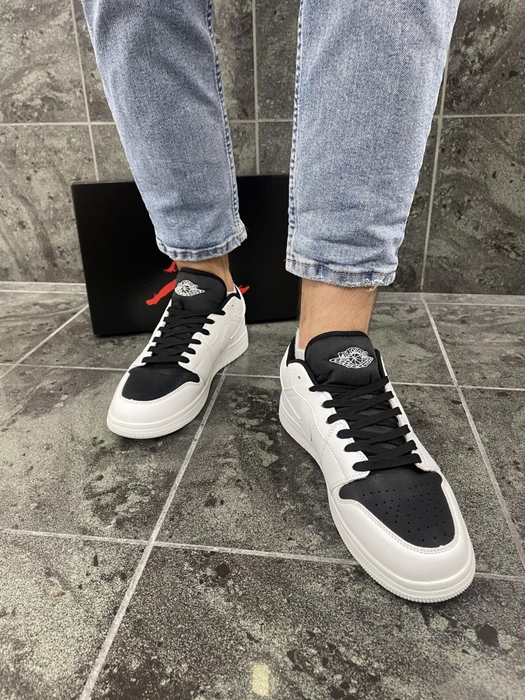 Кросівки Nike Air Jordan 1 low, білі з чорним носком