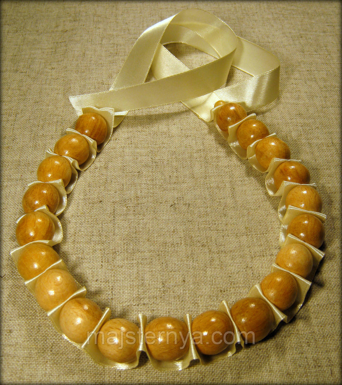 Намисто "Стрічка" деревяне на кремовій стрічці, виготовлене з дерева