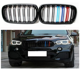 Решітка радіатора на BMW X5 F15 / X6 F16 стиль М чорна глянсова + триколор