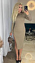 Жіноче бежеве облягаюче плаття міді в рубчик з розрізом збоку, фото 3