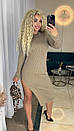 Жіноче бежеве облягаюче плаття міді в рубчик з розрізом збоку, фото 4
