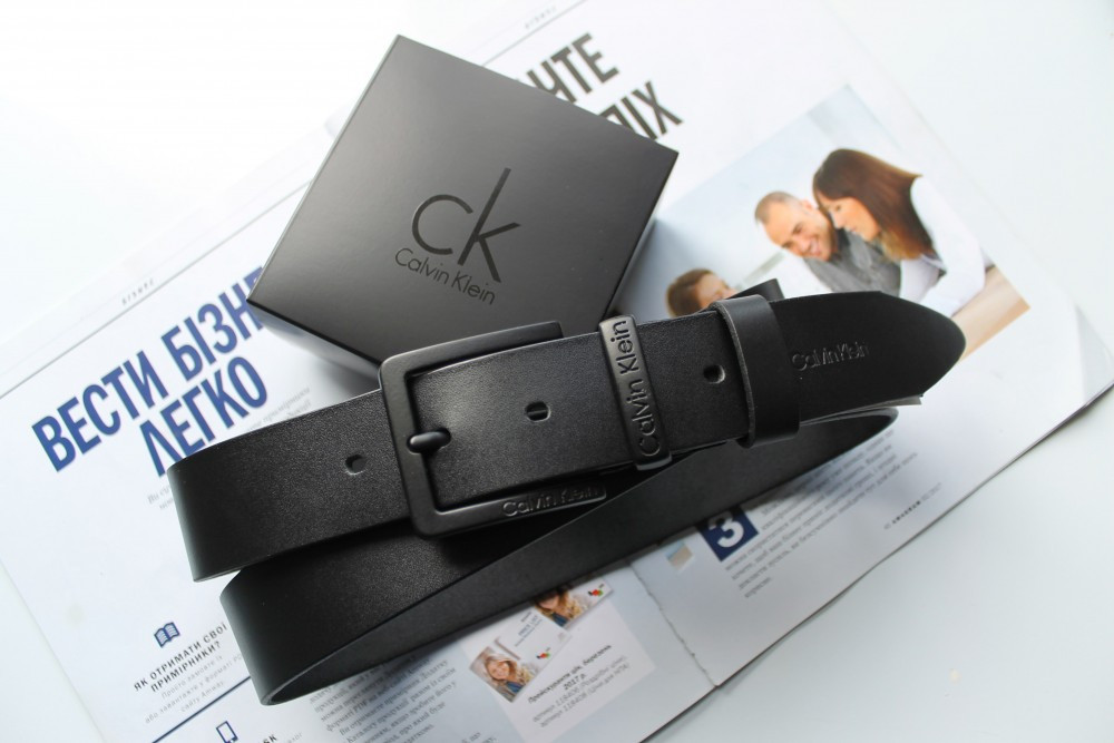 Чоловічий шкіряний ремінь із чорною пряжкою Calvin klein у коробці