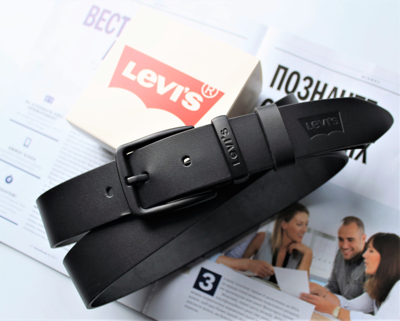 Стильний чоловічий ремінь LEVIS з чорною пряжкою