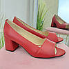 Туфлі шкіряні з відкритим носком, на невисокому стійкому підборі, колір червоний, фото 3