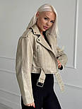 Жіноча коротка куртка косуха авіатор з екошкіри бежева з ременем, фото 2