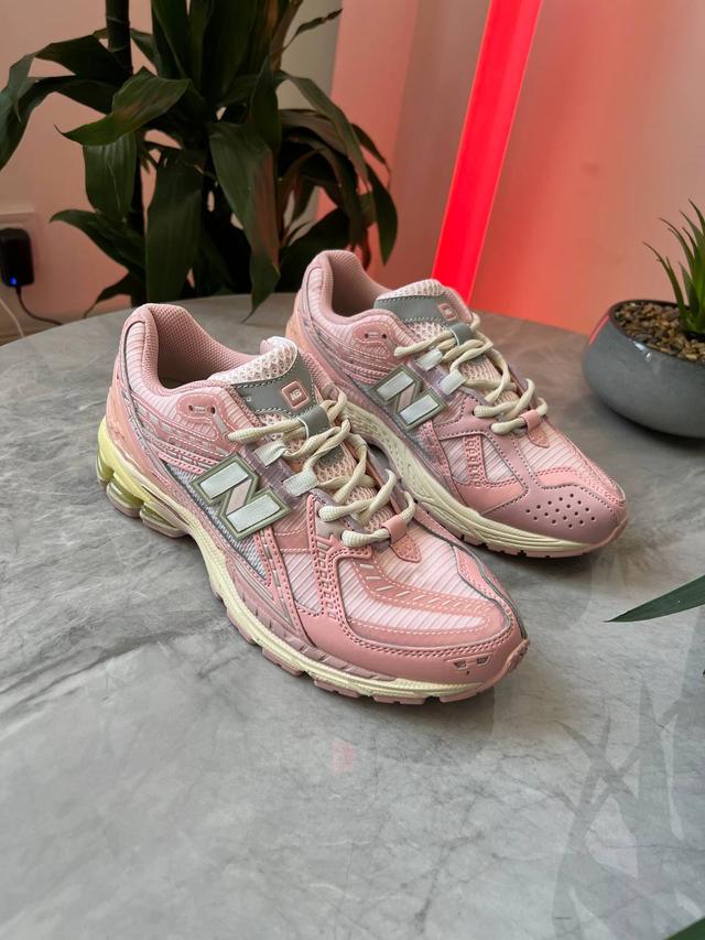 Женские кроссовки New Balance 1906