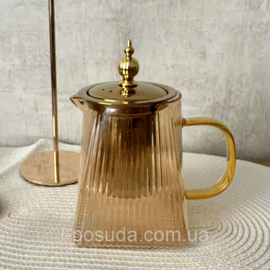 Скляний чайник для заварювання з позолоченою ручкою Піраміда з металевим позолоченим ситом 550 мл, фото 1