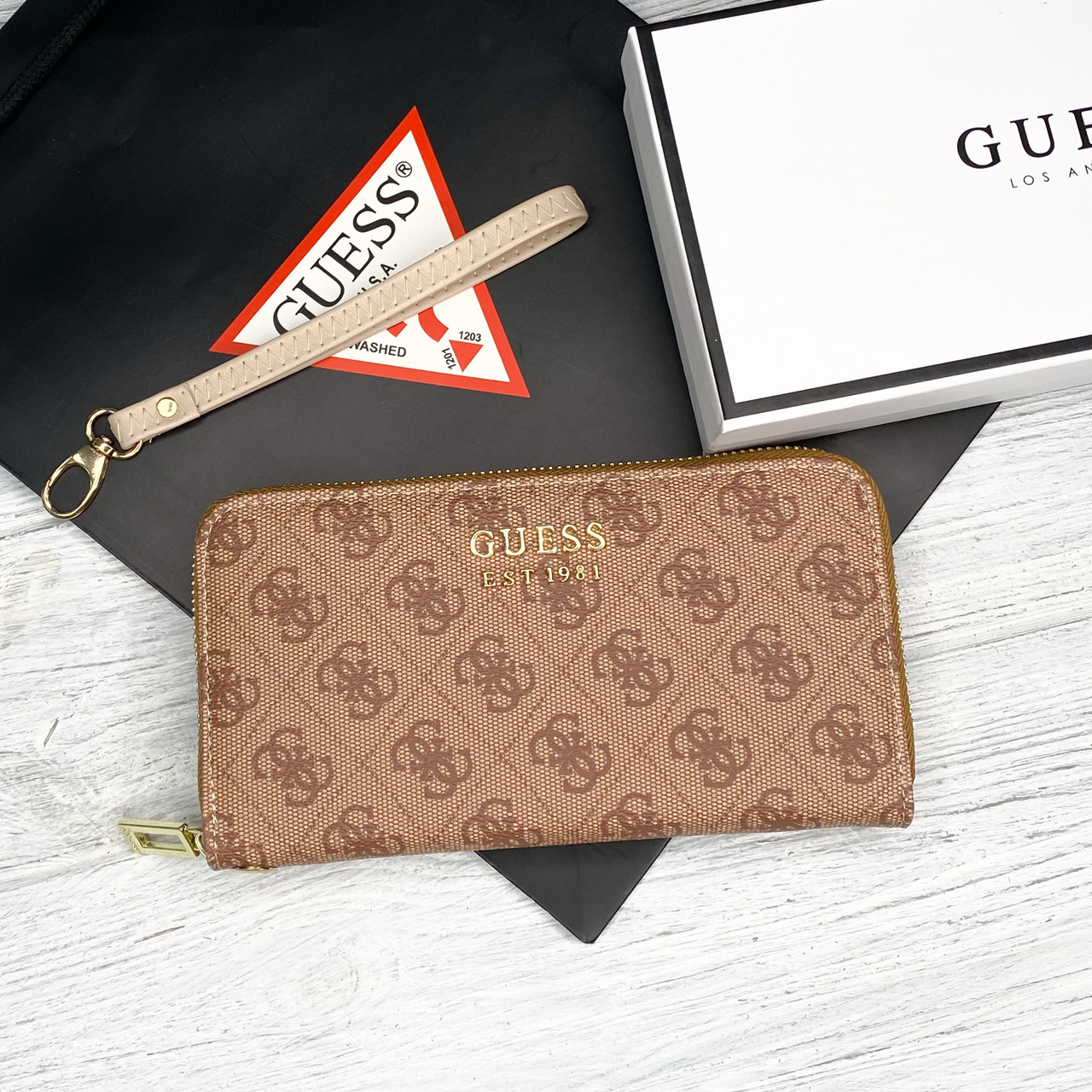Жіночий гаманець з ремінцем на зап'ястя Guess (7590) світло коричневий