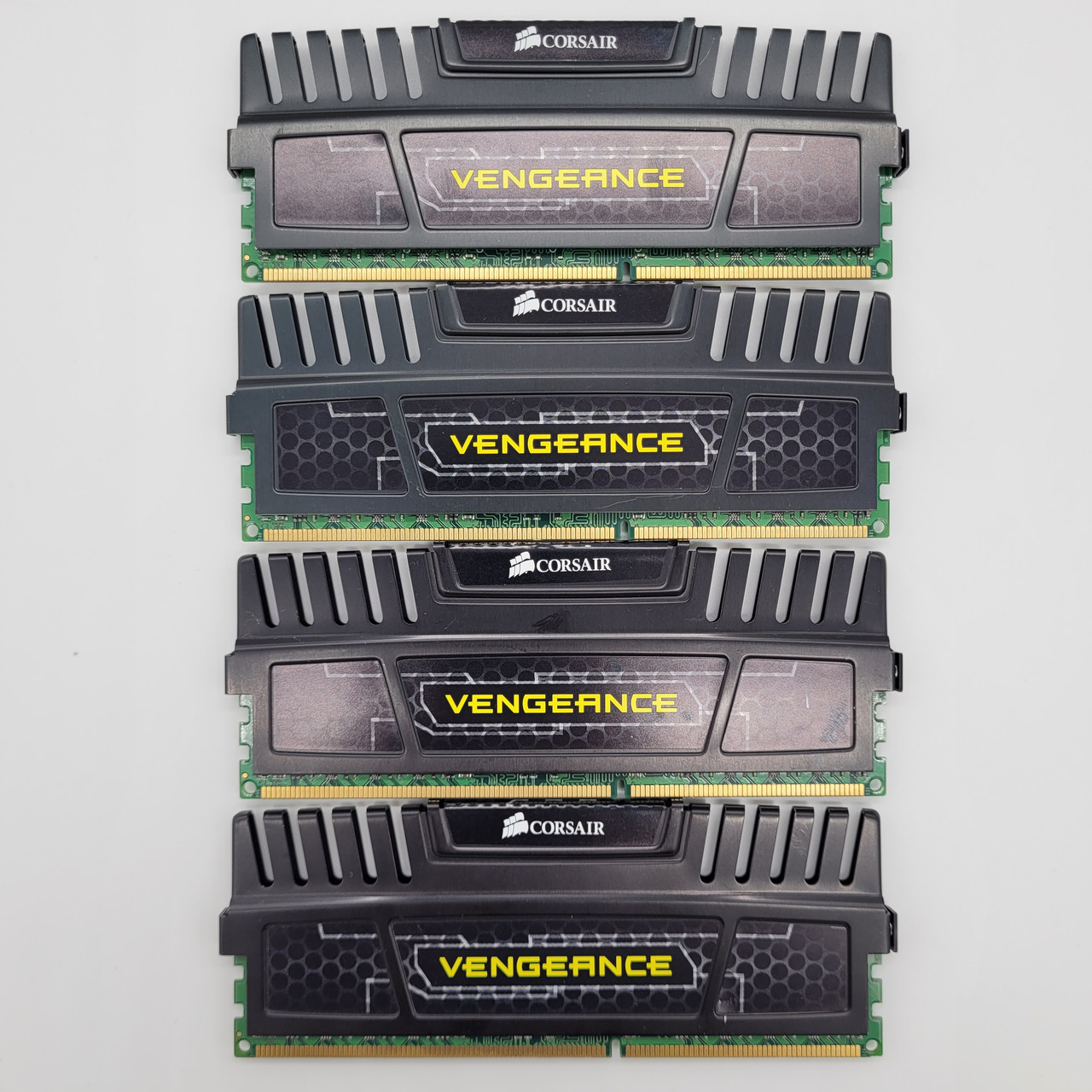 Комплект оперативної пам'яті Corsair Vengeance DDR3 32Gb (4x8Gb) 1600MHz PC3-12800U 2R8 CL10 (CMZ32GX3M4X1600C10) Б/В