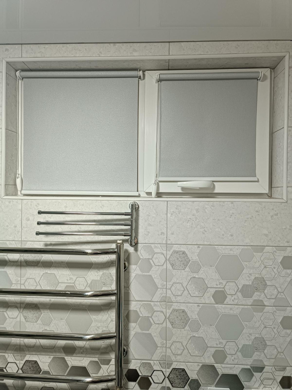 Рулонні штори Luminis 920 срібний колір, до 70% затемнення з фіксацією