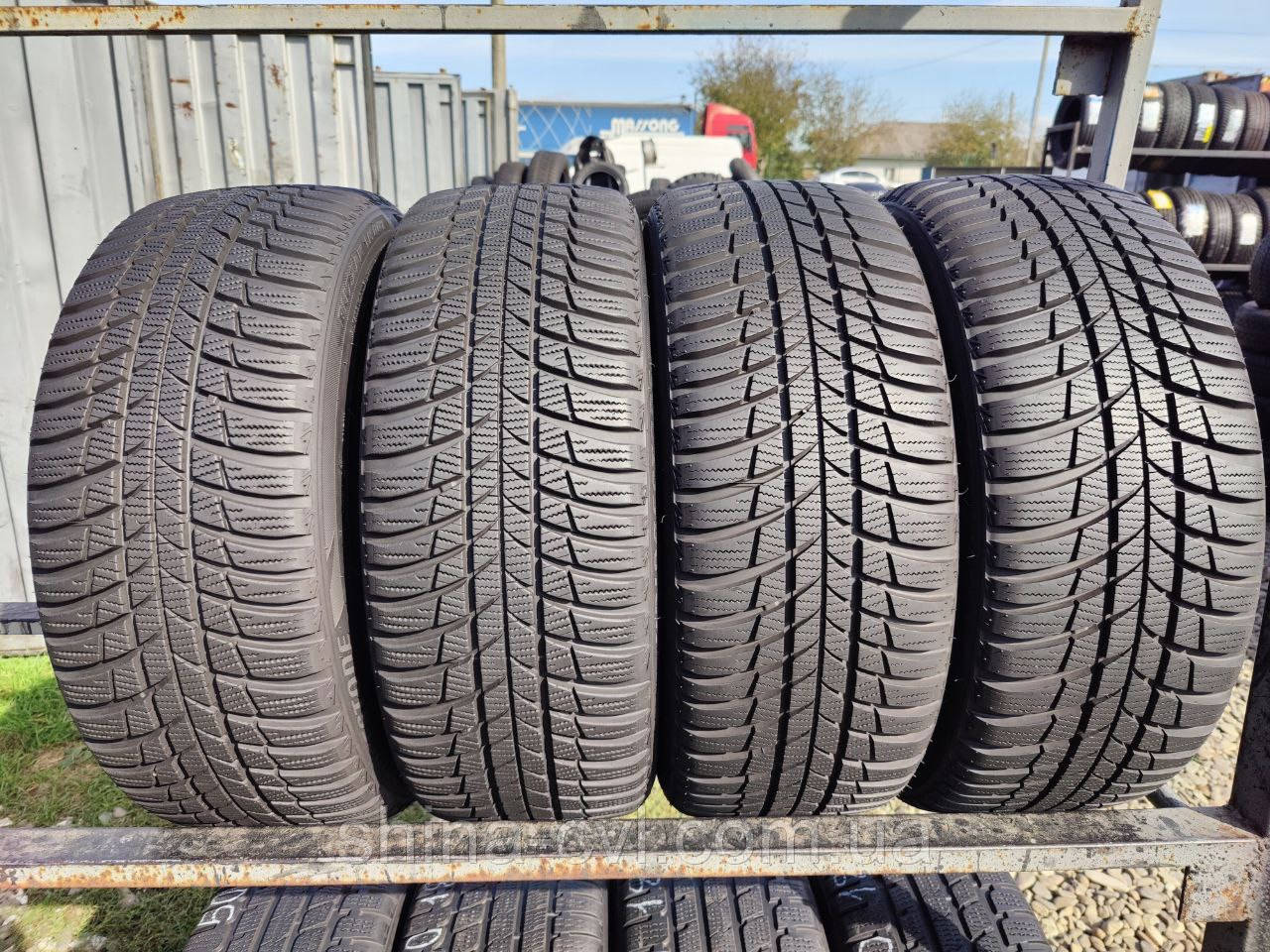 Зимові шини 225 45 r17 94V Bridgestone Blizzak LM001