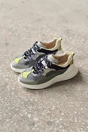 Кросівки жіночі