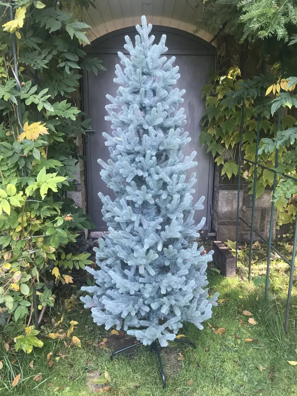 Блакитна суцільна штучна ялинка Хвоя Traditional Slim на металевій підставці 1,8 м -, фото 1