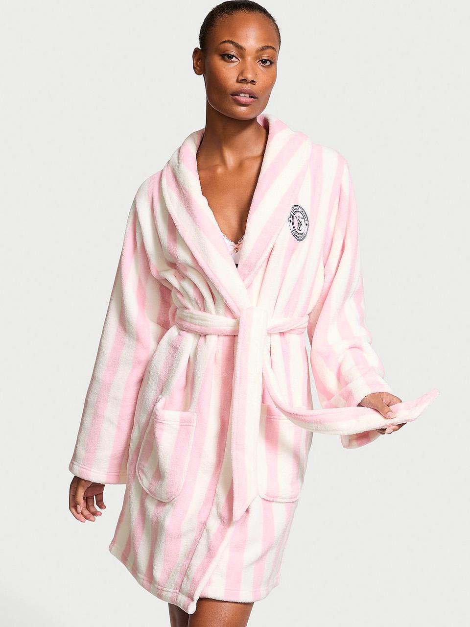 Плюшевий Халат Victoria's Secret Short Cozy Robe, Рожевий в смужку з логотипом, фото 1