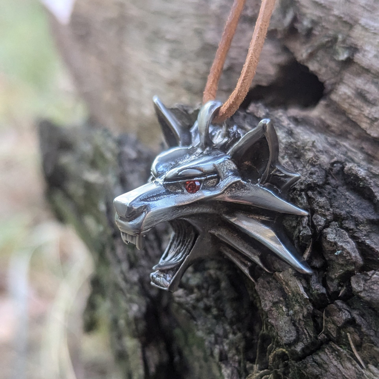 Відьмак, школа Вовка, Відьмачий Середній кулон, амелет