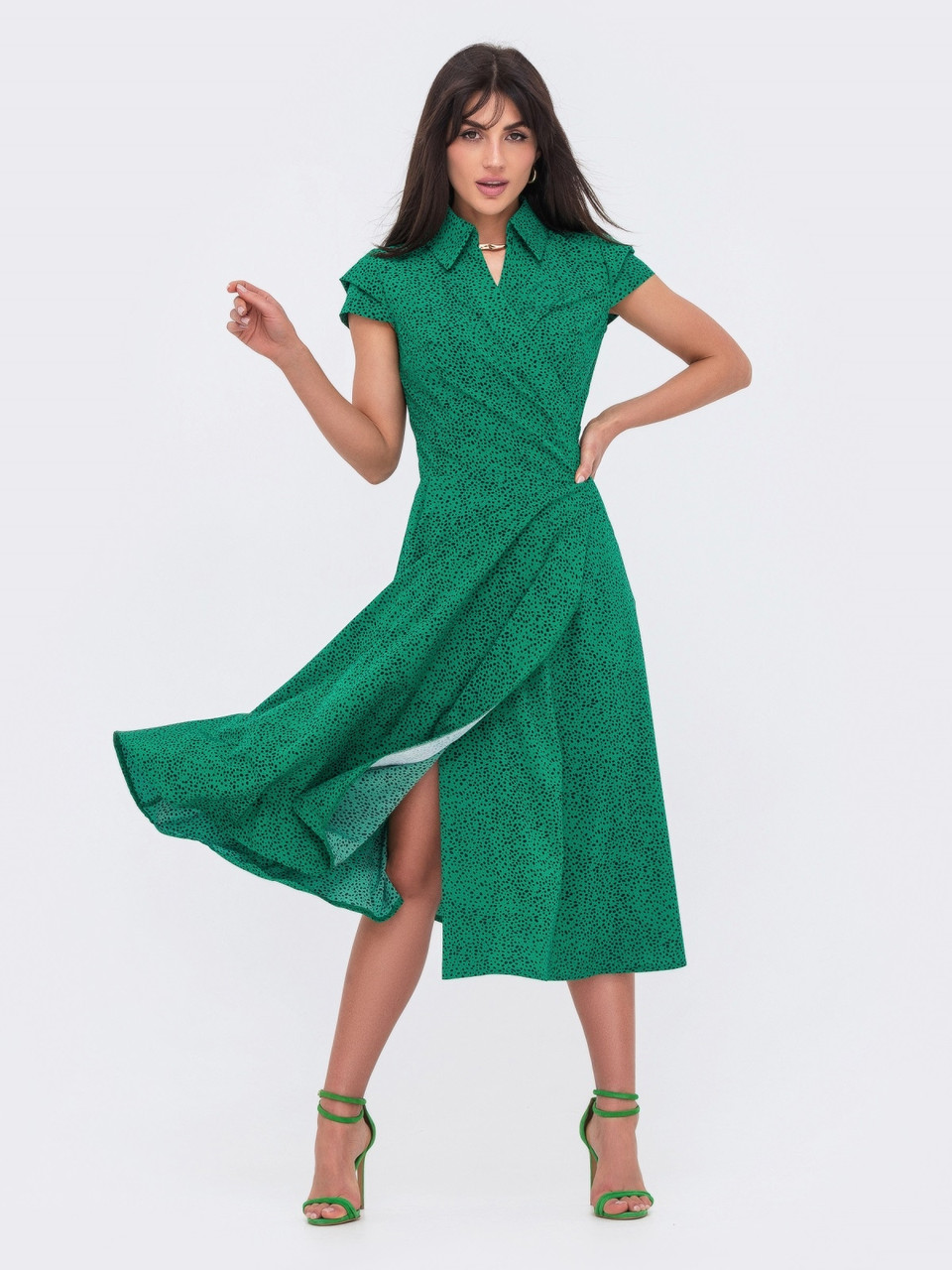 Літня сукня на запах силуетна довжини міді з принтом зелена, фото 1
