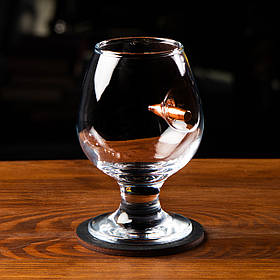 Коньячний келих зі справжньою кулею. Куля в келиху для коньяка.