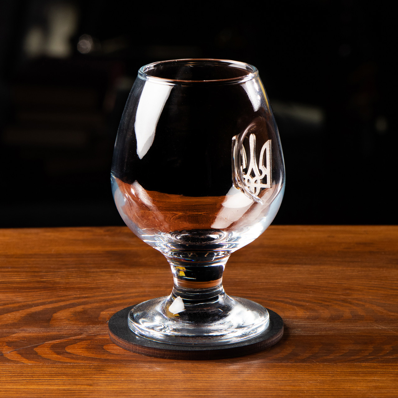 Коньячний келих із гербом України. Герб України в келиху для коньяка., фото 1