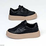 Чорні шкіряні кеди крипери з перфорацією на потовщеній бежевій підошві, фото 3