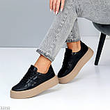 Чорні шкіряні кеди крипери з перфорацією на потовщеній бежевій підошві, фото 8