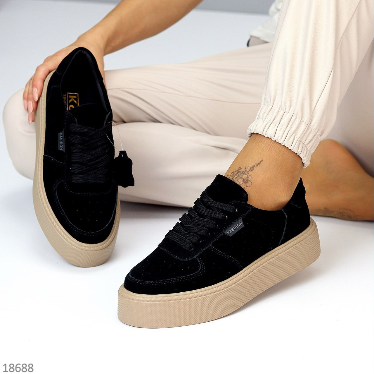 Модні замшеві чорні кеди крипери на потовщеній бежевій підошві, фото 1