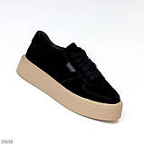 Модні замшеві чорні кеди крипери на потовщеній бежевій підошві, фото 2