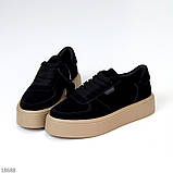 Модні замшеві чорні кеди крипери на потовщеній бежевій підошві, фото 3